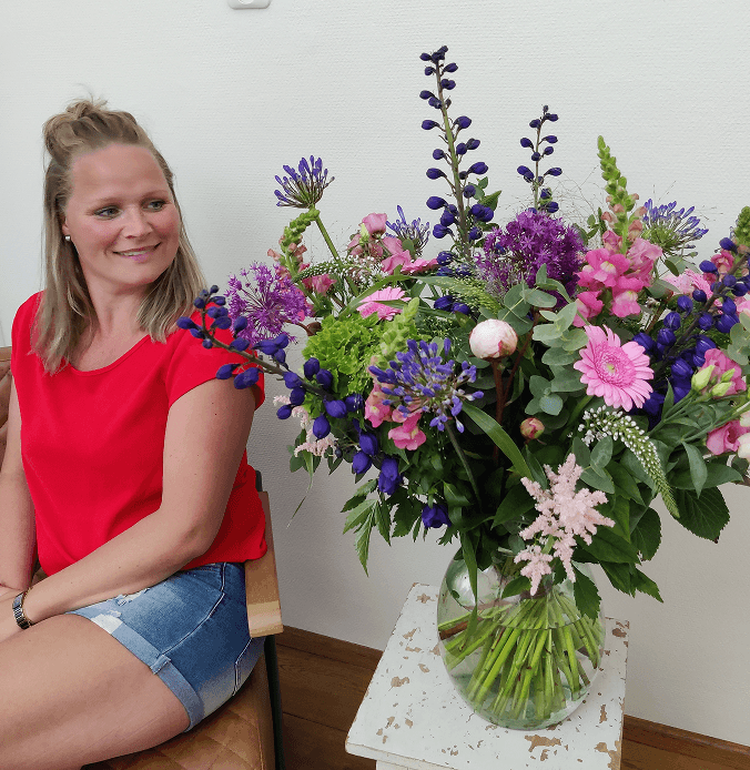 Vers boeket bloemen op tafel in Assen