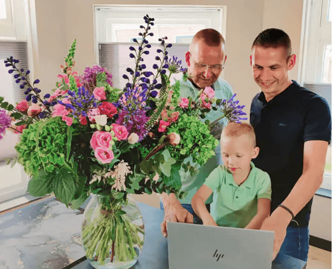 Familie van Bloemenhuis Hofman met bloemen