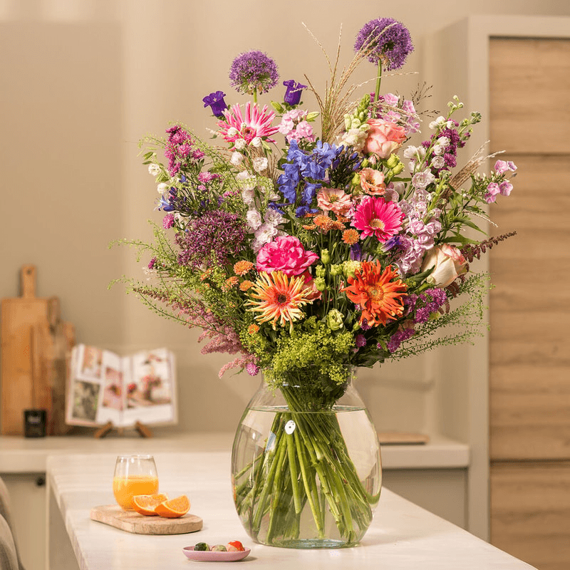 Boeket bloemen op tafel in Assen